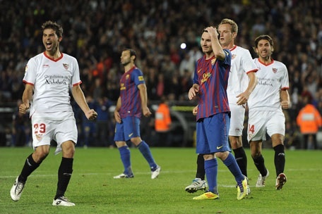 Messi bi thu mon Sevilla bat bai khi da phat den hinh anh