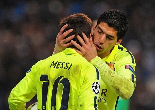 Luis Suarez trach kheo Messi sau pha bo lo penalty hinh anh