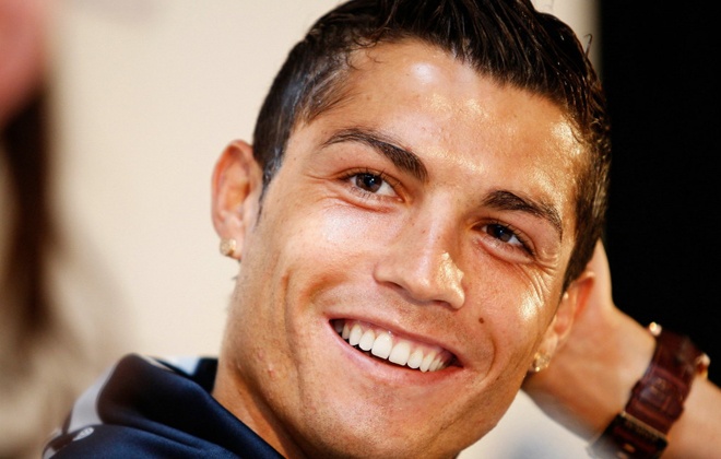 Ronaldo nằm trong nhóm những cầu thủ đẹp trai nhất làng túc cầu. Nếu để râu, siêu sao người Bồ Đào Nha sẽ trông rất nam tính như Andrea Pirlo hay Xabi Alonso. Tuy nhiên, gương mặt CR7 không sở hữu nét thanh hiền, thay vào đó là vẻ kênh kiệu có phần đáng ghét.