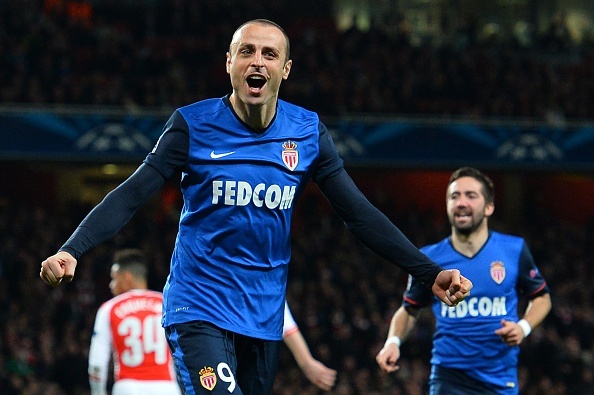 Berbatov đóng góp 1 pha lập công vào chiến thắng 3-1 của Monaco trước Arsenal. Ảnh: Daily Mail.
