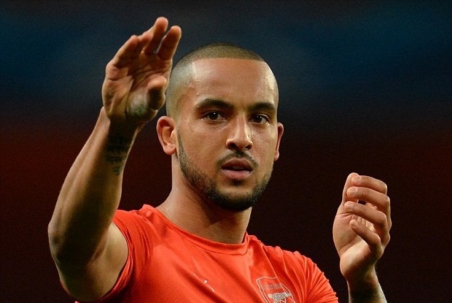 Bi chi trich, Walcott co hanh vi khiem nha voi fan Arsenal hinh anh