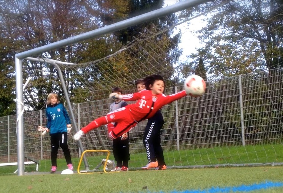 Truyen nhan 7 tuoi cua Neuer va Casilllas hinh anh