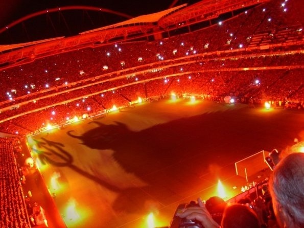 Trong cuộc tiếp đón Real Madrid mùa trước, fan Galatasaray tạo ra bầu không khí đáng sợ trên sân Turk Telekom với thông điệp “chào mừng đến với địa ngục”. Nếu nhìn từ khán đài, các cầu thủ Real có lẽ chẳng còn hồn vía thi đấu. Tuy nhiên, thực tế đội bóng Hoàng gia Tây Ban Nha lại cho đó là động lực để phấn đấu, qua đó giành chiến thắng với tỷ số 6-1.