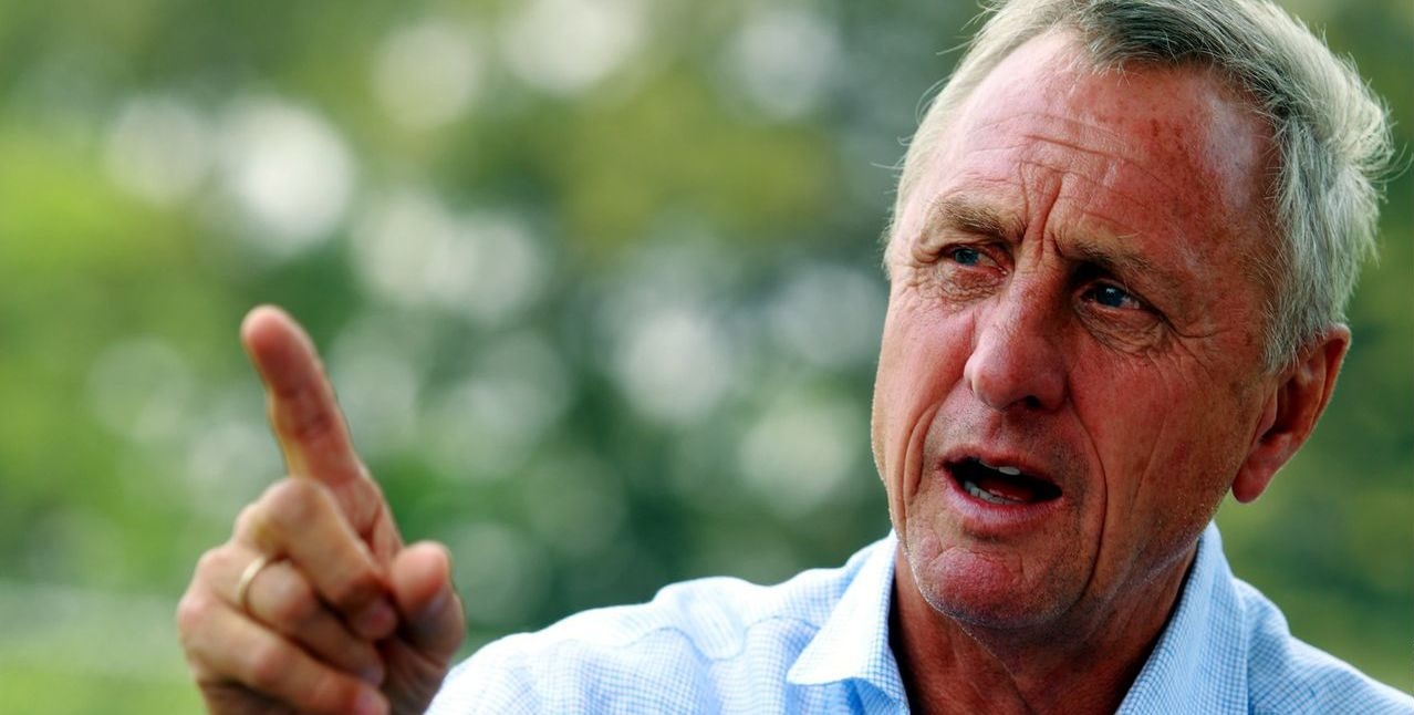 Thánh Johan từng gợi ý trong một cuộc phỏng vấn: “Tôi nghĩ Amsterdam Arena (sân của CLB Ajax) nên được đổi thành Johan Cruyff Stadium”. Không những thế huyền thoại người Hà Lan còn gây sốc với tuyên bố: “Tôi chơi hay gấp 6 lần cầu thủ ngày nay. Tôi có thể ghi bàn cả trong lẫn ngoài vòng cấm và có thể sút tốt bằng cả hai chân”.