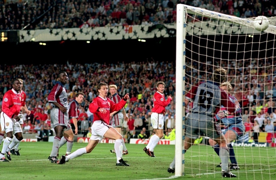 Bayern dẫn M.U 1-0 sau 90 phút chính thức. Tuy nhiên, trong vòng 2 phút 17 giây ở thời gian bù giờ, bầy Quỷ đỏ đã tạo ra cuộc lội ngược dòng không tưởng. Sau khi Teddy Sheringham quân bình tỷ số 1-1 ở phút 91, đến lượt Ole Gunnar Solskjaer tỏa sáng ở phút 93 với pha đánh đầu ấn định tỷ số 2-1, qua đó giúp M.U lần đầu đăng quang tại kỷ nguyên Champions League.