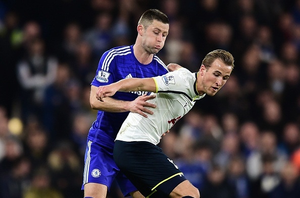 HLV Mourinho cần đưa ra quyết định sáng suốt: dùng kinh nghiệm của Cahill hay sức trẻ của Zouma để đá cặp cùng đội trưởng John Terry. Cahill từng nhận thẻ đỏ trong thất bại 3-5 của Chelsea trước Tottenham hồi đầu tháng 1 vừa qua. Vì thế, nhiều khả năng Zouma sẽ được trao cơ hội để kèm Harry Kane.  Kane chính là ác mộng của Chelsea trong trận đấu tại White Hart Lane. Tiền đạo người Anh ghi dấu ấn trong 4 bàn thắng của Spurs (ghi 2 bàn, kiến tạo 2). Nếu tỏa sáng ở Wembley, Kane sẽ là biểu tượng mới của Tottenham trong những năm tới.