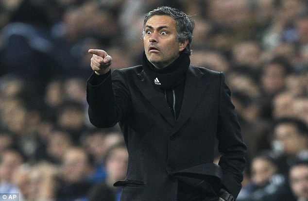 Mourinho vừa bị FA phạt nặng vì tuyên bố có một âm mưu chống lại Chelsea. Tuy nhiên, bài phát biểu này vẫn được xem là nhẹ nhàng hơn nhiều so với những gì chiến lược gia người Bồ Đào Nha nói năm 2011. “Đôi lúc thật kinh tởm khi sống trong thế giới này. UEFA không cho phép bất cứ đội bóng nào chống lại Barcelona. Tôi không biết điều gì đằng sau nó, có lẽ đó là mối quan hệ với UNICEF”, Mourinho giận dữ nói sau cuộc đối đầu giữa Barca và Real tại Champions League.