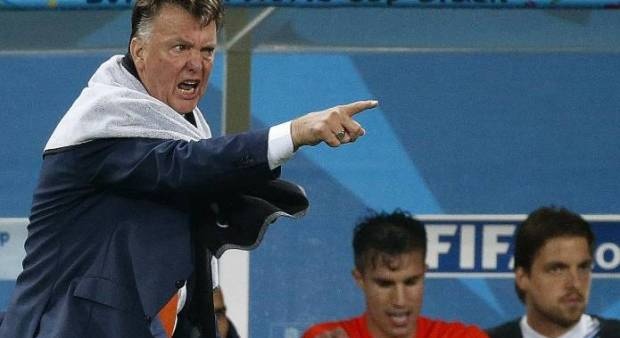 Van Gaal nổi tiếng là một HLV bảo thủ. Ông sẵn sàng dùng mọi cách để bảo vệ lời nói cũng như triết lý bóng đá của mình. Chiến lược gia người Hà Lan từng khiến các cầu thủ tại Bayern choáng váng khi tụt quần để chứng minh mình cũng là nam giới. Mới đây,