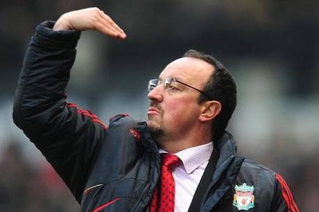 Benitez là một HLV trầm tính, ít khi gây hiềm khích với giới truyền thông cũng như đồng nghiệp. Chiến lược gia người Tây Ban Nha từng có mối quan hệ rất tốt với Sir Alex Ferguson. Tuy nhiên cuối những năm 2000, giữa 2 người nảy sinh mâu thuẫn và thường xuyên châm chọc nhau. Mùa giải 2008/09, Benitez chỉ trích Sir Alex thậm tệ sau khi bị