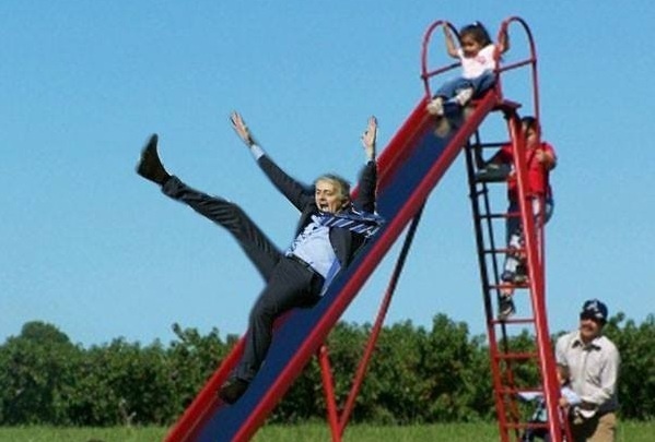 Fan che anh Mourinho choi cau truot mung chuc vo dich hinh anh