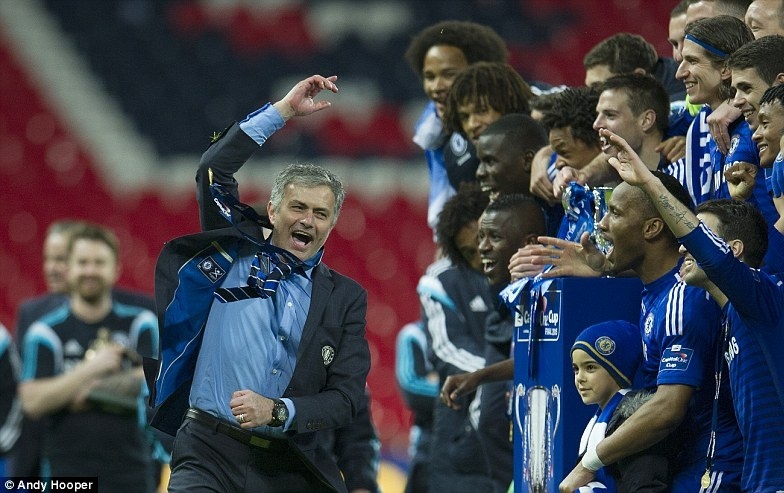 Mourinho bat khoc khi dang quang cung Chelsea hinh anh