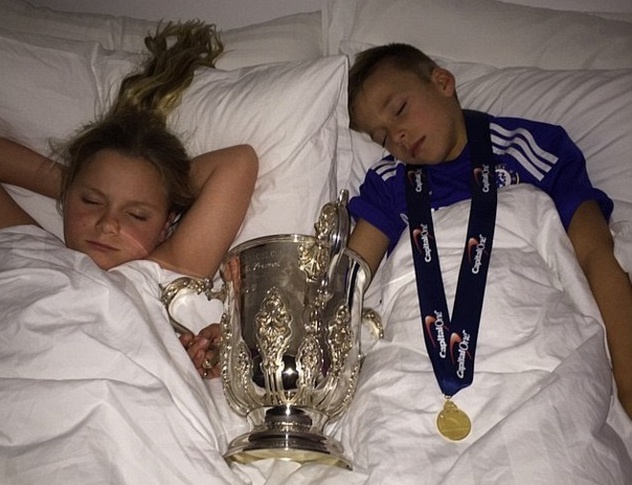 Hai con cua Terry ngu van om chat chiec Cup hinh anh