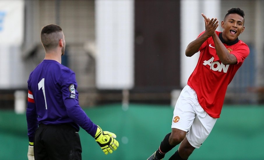 Michell là cầu thủ chạy cánh có tốc độ và kỹ thuật cá nhân tốt. Phong cách thi đấu của tuyển thủ U18 Anh là thích rê dắt. Ngoài vị trí tiền vệ cánh sở trường, Mitchell cũng có thể chơi như tiền đạo, giống Raheem Sterling (Liverpool) hay Alexis Sanchez (Arsenal).  