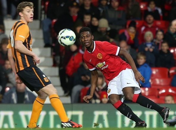 Fosu-Mensah chuyển tới M.U hè 2014 từ Ajax theo lời mời của HLV Louis Van Gaal. Cầu thủ 17 tuổi sở hữu lối chơi tốc độ, dũng mãnh và đọc trận đấu tốt. Mensah được kỳ vọng trở thành tiền vệ đẳng cấp trong tương lai. Lối chơi của sao mai người Hà Lan khá giống Paul Pogba, người cũ của M.U hiện khoác áo Juve.