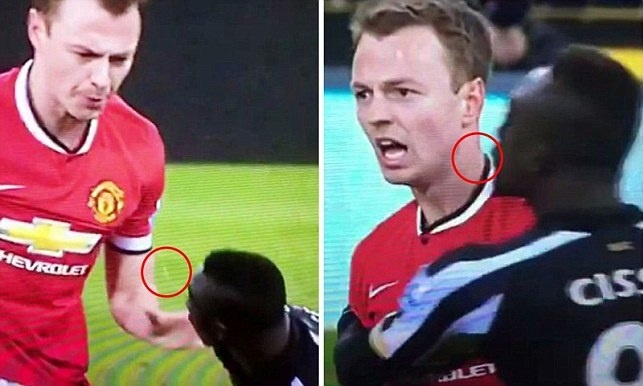 Pha bong dan den man phun nuoc bot cua Evans va Cisse hinh anh