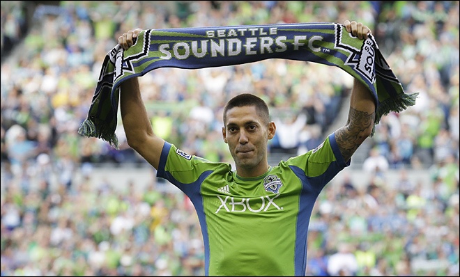 Dempsey là nhân tố then chốt giúp Seattle Sounders dẫn đầu bảng xếp hạng miền tây mùa trước với 64 điểm sau 34 vòng. Trong trận bán kết lượt về (gặp LA Galaxy), cựu sao Fulham ghi bàn nhưng CLB của anh vẫn bị loại do luật bàn thắng sân khách. Tại vòng khai màn mùa 2015, đội bóng của Dempsey sẽ đụng đối thủ khó chịu New England.