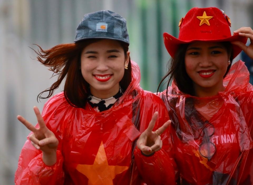 Fan nu khoac ao mua co vu Olympic Viet Nam hinh anh