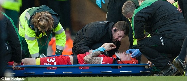 Martin Skrtel bat tinh sau pha khong chien dung manh hinh anh