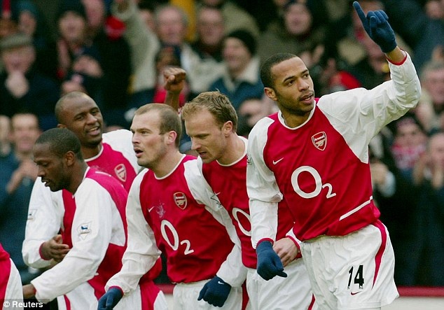 Doi hinh bat bai cua Arsenal mua 2003/04 gio ra sao? hinh anh