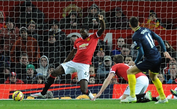 Blackett chơi vỏn vẹn 52 phút tại Premier League kể từ tháng 12 năm ngoái, cho dù trước đó anh được giới chuyên môn đánh giá cao. Chuyện Van Gaal “quên” Blackett khiến tài năng trẻ 20 tuổi người Anh rất khó thi đấu tự tin nếu được trao cơ hội trở lại.