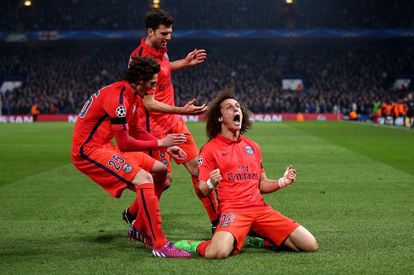 David Luiz xin loi vi an mung qua khich hinh anh