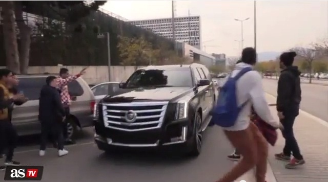 Messi lao thang xe oto vao nguoi ham mo Barca hinh anh