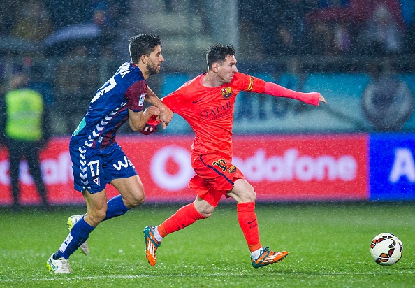 Messi loai 5 cau thu Eibar sau pha solo tu san nha hinh anh