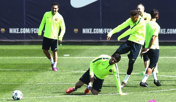 Neymar va Alves thay nhau da mong Luis Suarez hinh anh