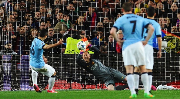 Aguero sut hong penalty, Man City bi loai khoi Cup C1 hinh anh