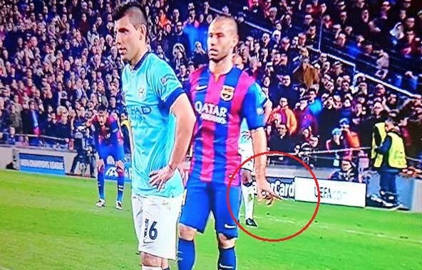 Mascherano chi huong sut penalty cho Ster Stegen hinh anh