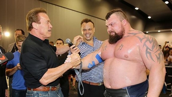 Arnold Schwarzenegger co vu de Eddie Hall lap ky luc hinh anh