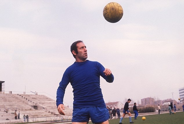 Sau 18 năm gắn bó với Real (1953-1971), Gento ghi 128 bàn sau 428 trận tại La Liga. Tính riêng El Clasico, cựu cầu thủ chạy cánh 81 tuổi ghi 14 bàn sau 42 trận. Ông là người tham dự trận Siêu kinh điển nhiều thứ 2 trong lịch sử, sau Manuel Sanchis (43), một huyền thoại khác của Real.