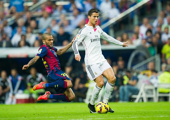 Ronaldo rất có duyên ghi bàn vào lưới Barca. Tính đến thời điểm này, CR7 có 14 lần sút tung lưỡi đội bóng xứ Catalunya, trong đó có 4 bàn ở 5 trận gần nhất. Phong độ của cựu sao M.U hiện chững lại, song Madridista vẫn tin anh sẽ khoan thủng hàng phòng ngự Barca trong trận cầu đêm mai.