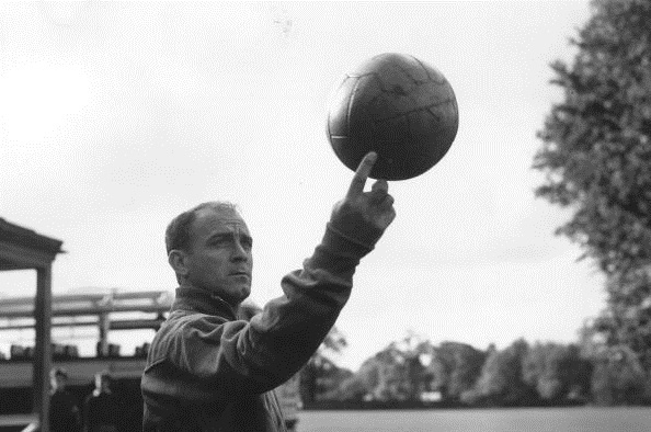 Di Stefano là người đóng góp nhiều danh hiệu cao quý nhất cho Real với 8 chức vô địch La Liga, 6 Cúp C1. Trước mùa giải 2011/12, ông là người nắm giữ kỷ lục ghi nhiều bàn thắng nhất tại El Clasico với 18 pha lập công.