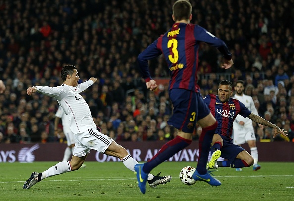 Ronaldo ghi ban, Real van bi Barca bo xa 4 diem hinh anh
