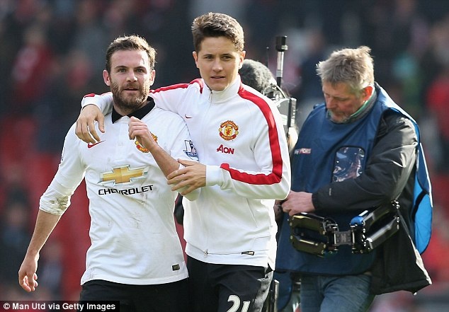 Sao M.U suyt bat khoc vi xem Messi thi dau tai Cup C1 hinh anh