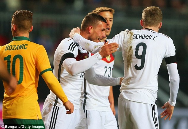 Podolski giup Duc thoat thua truoc Australia hinh anh