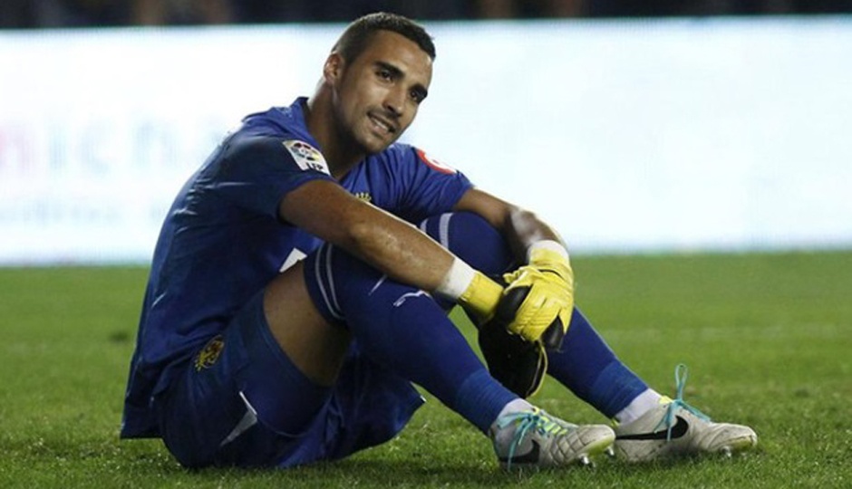 Asenjo từng chia sẻ, anh không kỳ vọng là một trong ba thủ môn của đội tuyển Tây Ban Nha bên cạnh Iker Casillas (Real Madrid) và David De Gea (Manchester United). Tuy nhiên, màn trình diễn ấn tượng tại Villarreal mùa này giúp Asenjo đứng trước cơ hội lần đầu tiên ra mắt nhà ĐKVĐ châu Âu.