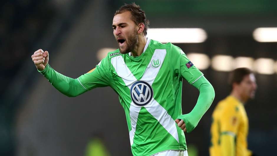 Bas Dost là một trong những tiền đạo gây tiếng vang nhất châu Âu hiện nay. Chân sút 25 tuổi ghi 13 bàn sau 14 lần ra sân tại Bundesliga, giúp Wolfsburg đứng vững ở vị trí thứ 2, kém Bayern Munich 10 điểm. Năm 2012, anh từng được HLV Louis Van Gaal triệu tập vào đội tuyển Hà lan đá giao hữu với Bỉ nhưng không được ra sân. Tuy nhiên, lần này Bas Dost có cơ hội ra mắt khi Oranje đụng Thổ Nhĩ Kỳ (vòng loại EURO) và Tây Ban Nha (giao hữu).