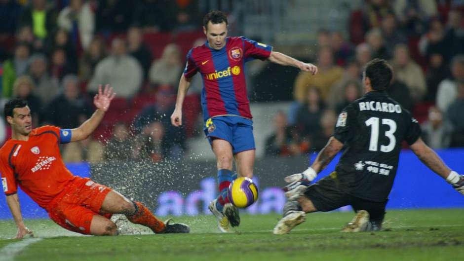 “Tôi thích cái cách Iniesta biến mọi chuyện phức tạp trở nên đơn giản. Đó là câu nói duy nhất tôi có thể dành cho anh ấy. Trông anh ấy chơi bóng thật đơn giản”.