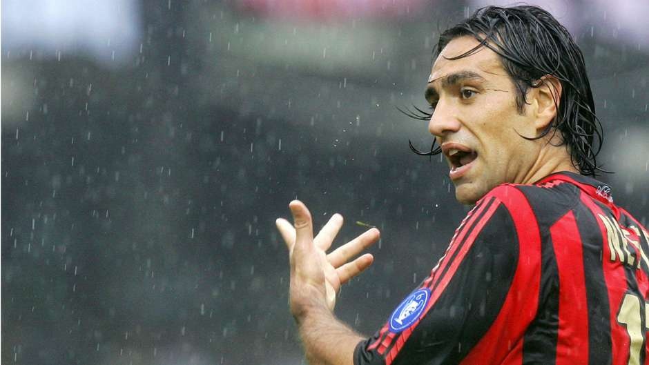 “Nesta là người rất giỏi chọn vị trí, di chuyển và bắt bài. Những điều đó giúp anh ấy trở thành trung vệ hàng đầu thế giới”, Kaka nói về người đồng đội cũ trong màu áo AC Milan.