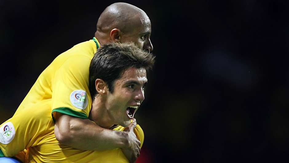 “Carlos là hậu vệ trái thú vị nhất. Tôi rất thích chơi cùng anh ấy. Carlos rất nhanh, khỏe và có thể tung ra những pha dứt điểm không tưởng”, cựu sao Milan khen ngợi đàn anh đồng hương.