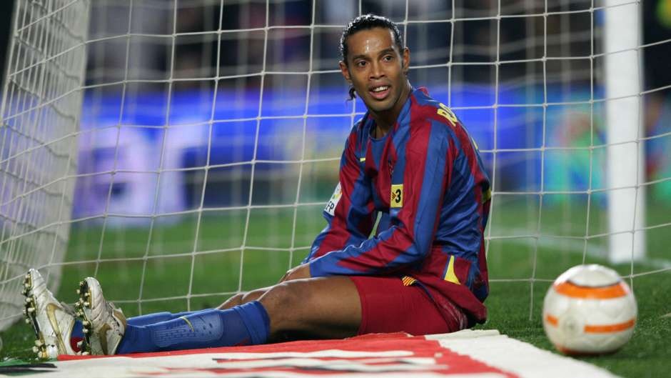 “Tôi từng đối đầu với Lionel Messi, nhưng Ronaldinho mới là người gây nhiều khó khăn cho tôi nhất. Anh ấy là một thiên tài, có thể làm những điều với trái bóng mà bạn không thể tưởng tượng nổi”.