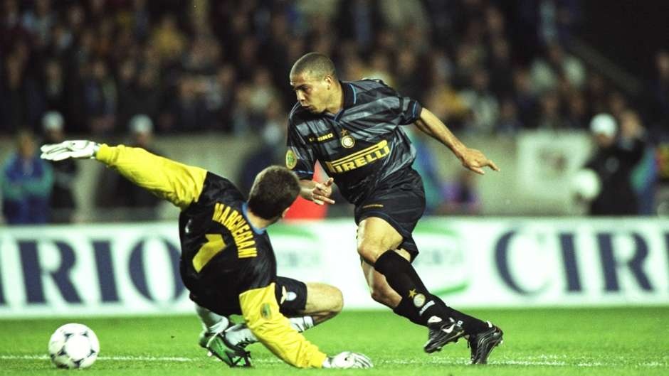 “Tôi thích Ronaldo, huyền thoại bóng đá Brazil. Anh ấy một trong những tiền đạo hay nhất lịch sử. Rô béo là người hay nhất tôi từng chơi cùng. Từ tốc độ, rê bóng đến dứt điểm, mọi thứ đều hoàn hảo”.