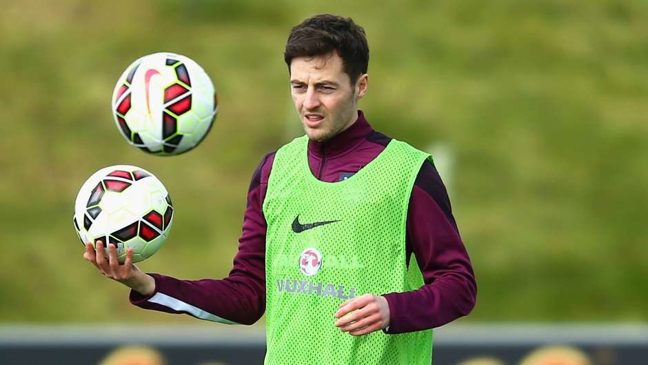 HLV Roy Hodgson triệu tập Mason vì Adam Lallana rút lui do chấn thương. Với màn trình diễn ấn tượng trong màu áo Tottenham mùa này, tiền vệ 23 tuổi hứa hẹn có màn ra mắt Tam sư ngay trong lần triệu tập đầu tiên.