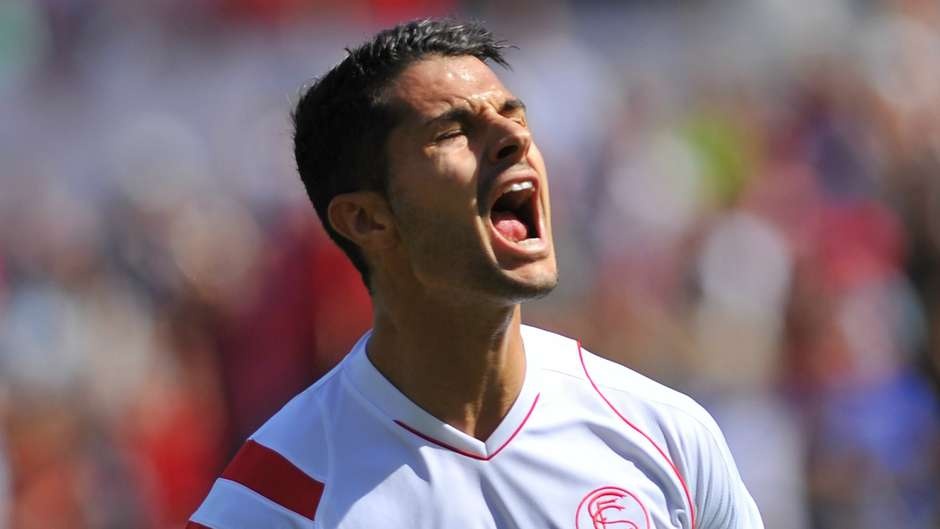 Vitolo lần đầu được triệu tập nhờ màn trình diễn thuyết phục tại giải năm nay. Sau 22 khoác áo Sevilla tại La Liga, ngôi sao 25 tuổi ghi 6 bàn cùng 7 lần mở ra cơ hội cho đồng đội. Vitolo là cầu thủ chạy cánh, song anh cũng có thể đảm nhiệm vị trí tiền đạo.