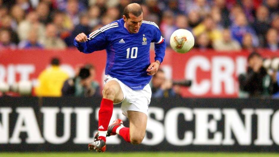 “Tôi chưa bao giờ thi đấu cùng Zidane, mà chỉ đối đầu với anh ấy. Thật tuyệt vời khi xem huyền thoại bóng đá Pháp thi đấu. Đôi khi bạn sẽ không thể hình dung anh ấy đang làm gì với trái bóng”.