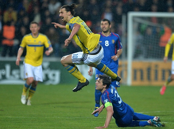 Ibra lap cu dup trong chien thang 2-0 cua Thuy Dien hinh anh