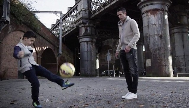 Quy tu nha Van Persie the hien ky nang choi bong hinh anh