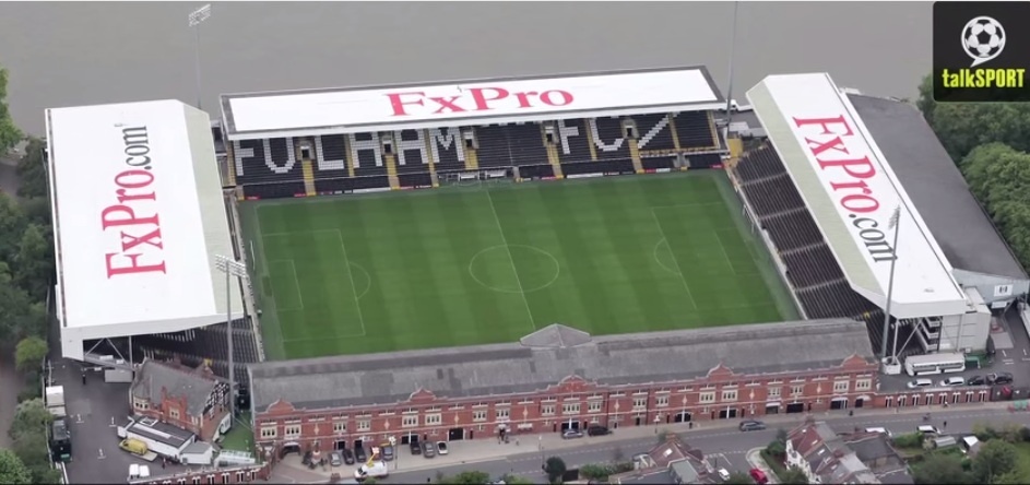 Năm 2000, đài BBC gây sốc khi đăng tải tấm hình sân Craven Cottage đang bị nhấn chìm xuống lòng sông Thames. Tuy nhiên, sau 15 năm, mọi chuyện dường như đang diễn ra đúng với thông tin bông đùa. Sông Thames lúc này tiến rất sát sân vận động của Fulham.